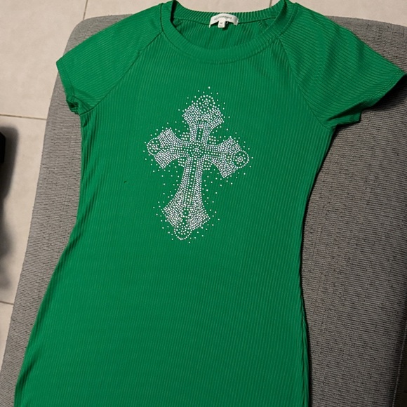 Chic Green Maxi Dress with Embellished Cross - Picture 2 of 3